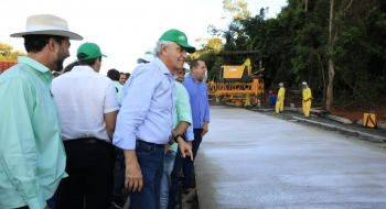 Caiado vistoria obras da restauração e duplicação da GO-210, em Rio Verde